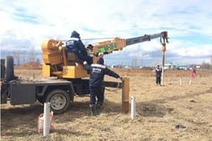 Для вкрутки свай мы используем собственную технику Машинная вкрутка свай
