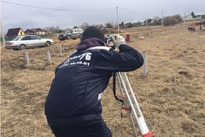 Для выравнивания свай мы используем нивелир Выравнивание по горизонту